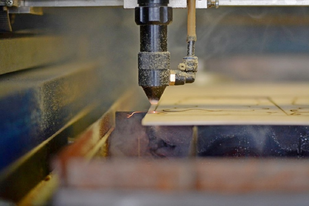 Вырезание по дереву лазером